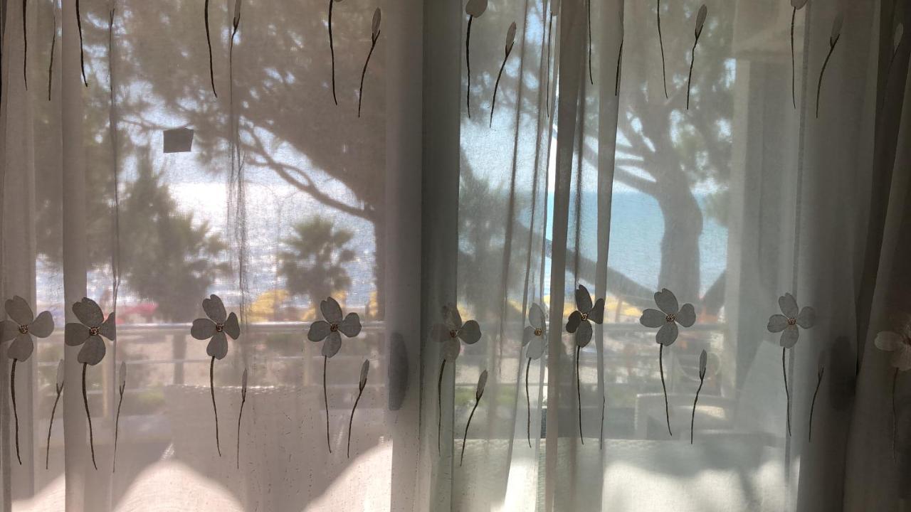 Mali I Robit Beachfront Apartment Golem  Luaran gambar