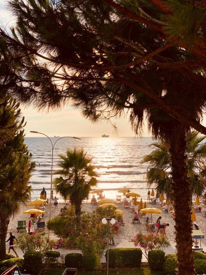 Mali I Robit Beachfront Apartment Golem  Luaran gambar