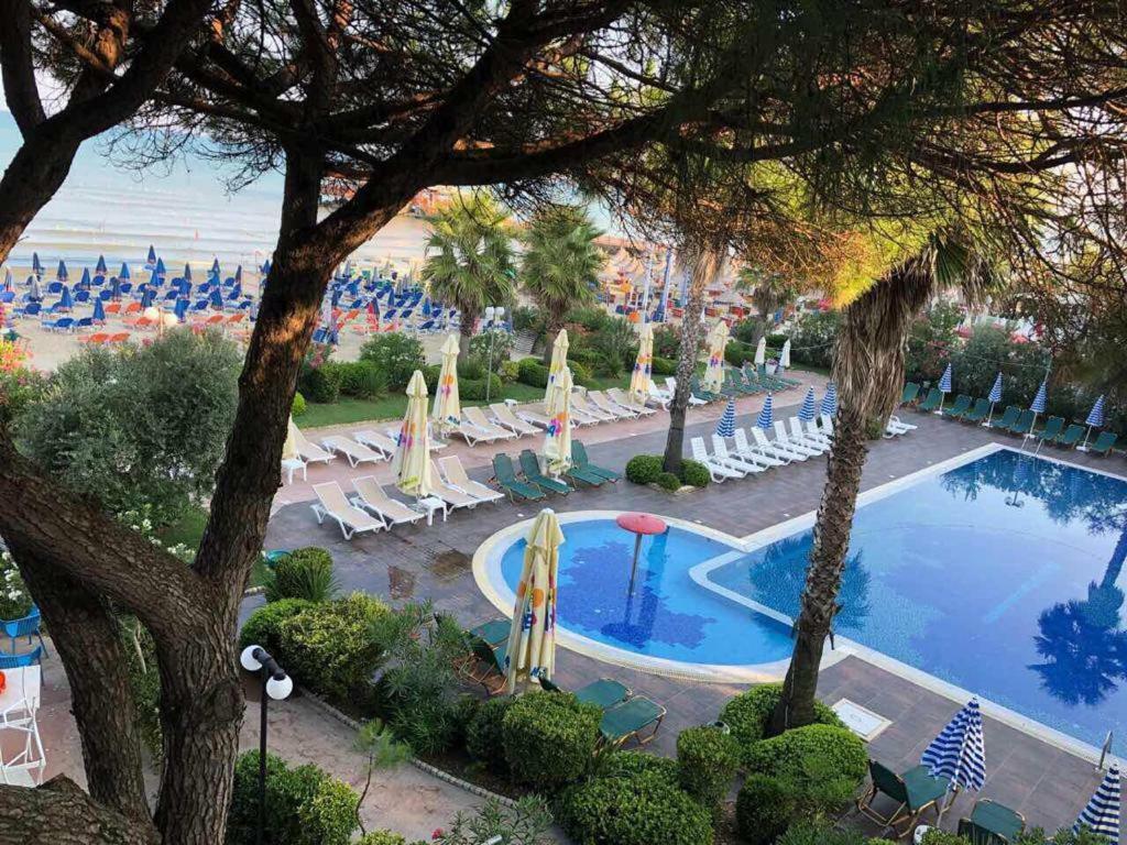 Mali I Robit Beachfront Apartment Golem  Luaran gambar