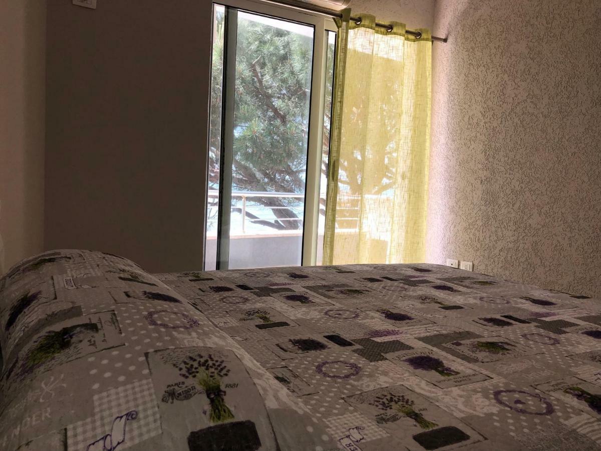 Mali I Robit Beachfront Apartment Golem  Luaran gambar
