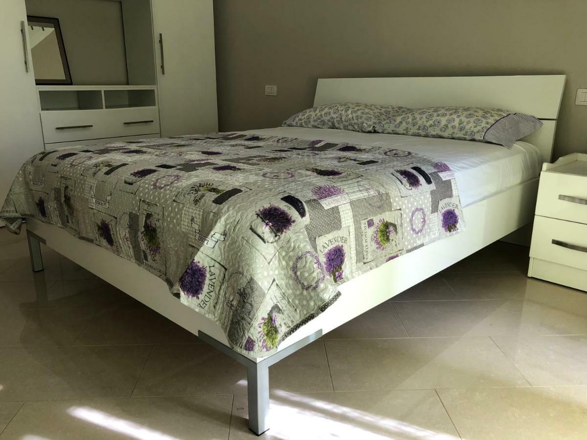 Mali I Robit Beachfront Apartment Golem  Luaran gambar