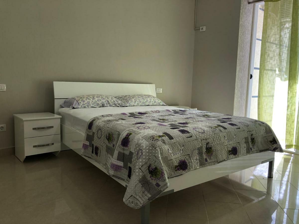 Mali I Robit Beachfront Apartment Golem  Luaran gambar